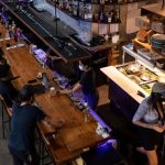 mesa-para-um?-cada-vez-mais-pessoas-estao-comendo-sozinhas-em-restaurantes-dos-eua