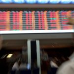 ibovespa-sobe-0,85%-aos-135.490-pontos;-dolar-cai-0,05%