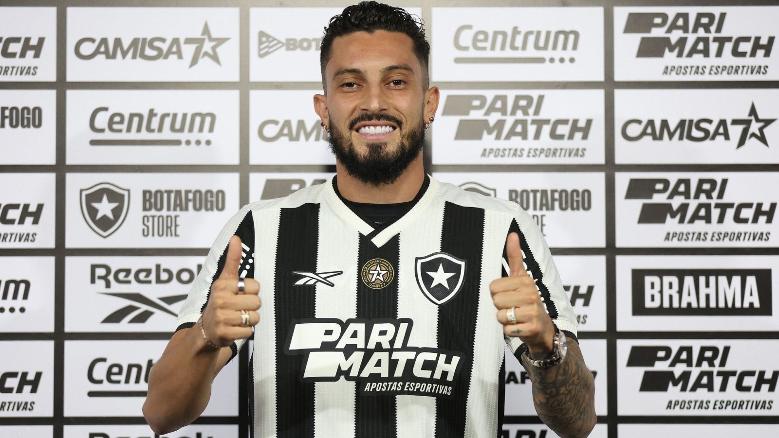 alex-telles-e-apresentado-com-a-13-do-botafogo-e-revela:-“escolhi-estar-aqui”