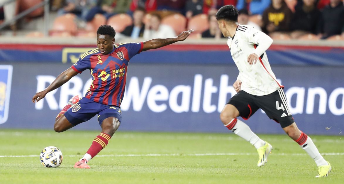 equatoriano-faz-golaco-do-meio-de-campo-em-jogo-da-mls;-assista