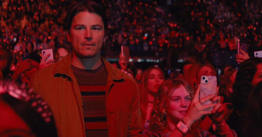 a-aposta-ousada-de-shyamalan-no-thriller-‘armadilha’-—-eis-no-que-deu