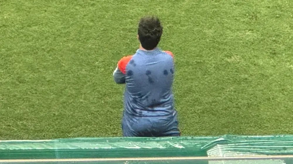 apos-ser-atingido-por-copo,-diniz-faz-pedido-a-torcida-do-cruzeiro