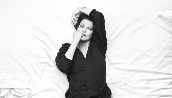 linda-evangelista-sobre-cool-sculpting-que-“a-desfigurou”:-“fiz-muita-terapia”