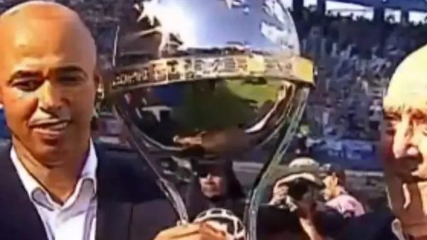 campeao-pelo-cruzeiro-conduz-taca-da-sul-americana-na-final