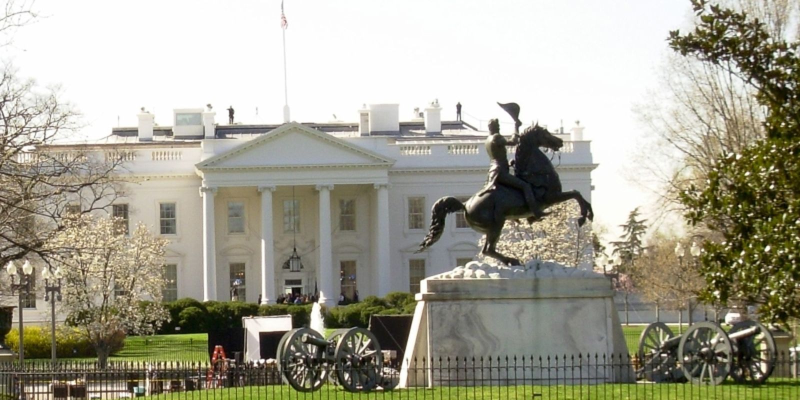 radios-publicas-dos-eua-processam-trump-apos-corte-de-verbas