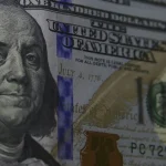 dolar-cai-para-r$-5,63-com-espera-de-medidas-alternativas-ao-iof