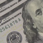 dolar-cai-para-r$-5,56-a-espera-de-pacote-fiscal