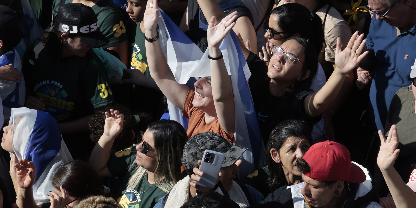 marcha-para-jesus-mantem-tom-politico-com-milhares-de-pessoas-em-sp