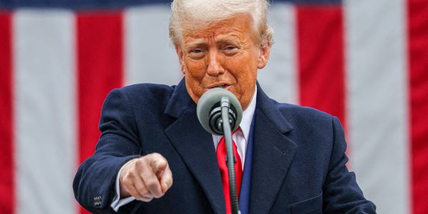 trump-ameaca-paises-que-se-alinhem-ao-brics-com-tarifa-de-10%