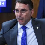 em-dia-de-operacao-contra-jair-bolsonaro,-flavio-desembarca-na-europa