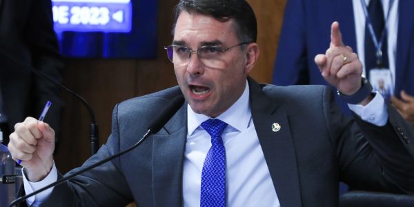 flavio-bolsonaro-desembarca-na-europa-durante-operacao-na-casa-do-pai