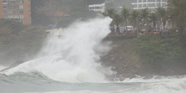 rio-tem-alerta-de-ressaca-e-ciclovia-tim-maia-e-fechada-ate-terca