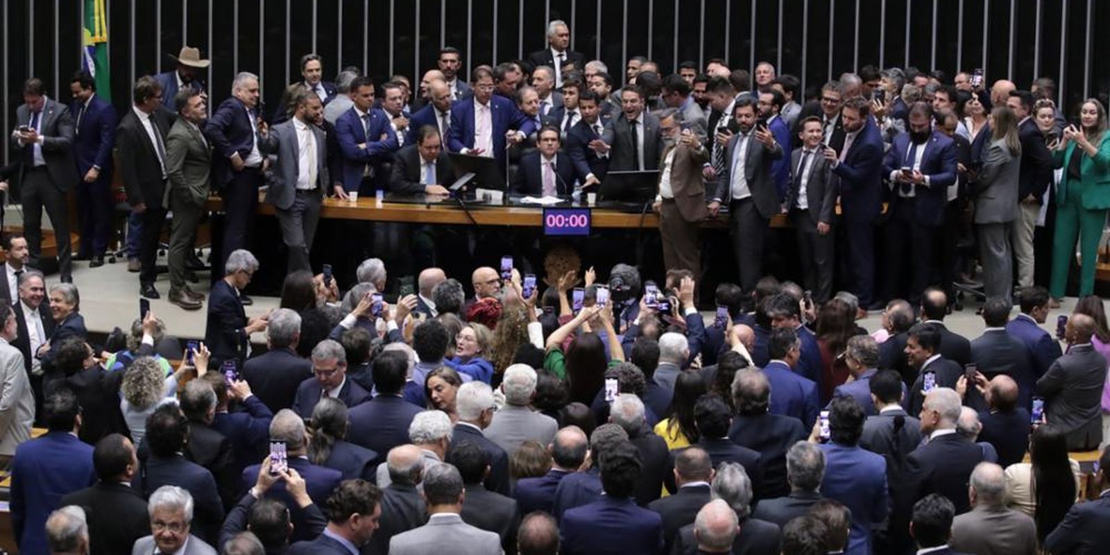 corregedor-da-camara-pede-suspensao-de-3-deputados-envolvidos-em-motim