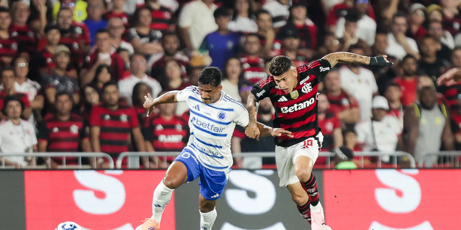 campeonato-brasileiro:-flamengo-e-cruzeiro-empatam-em-maracana-lotado
