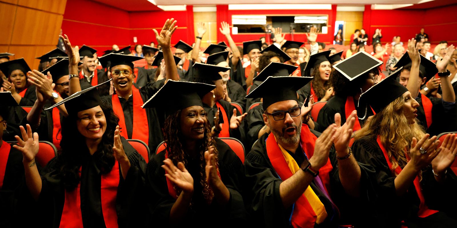 formandos-da-universidade-das-quebradas-celebram-periferia-na-abl