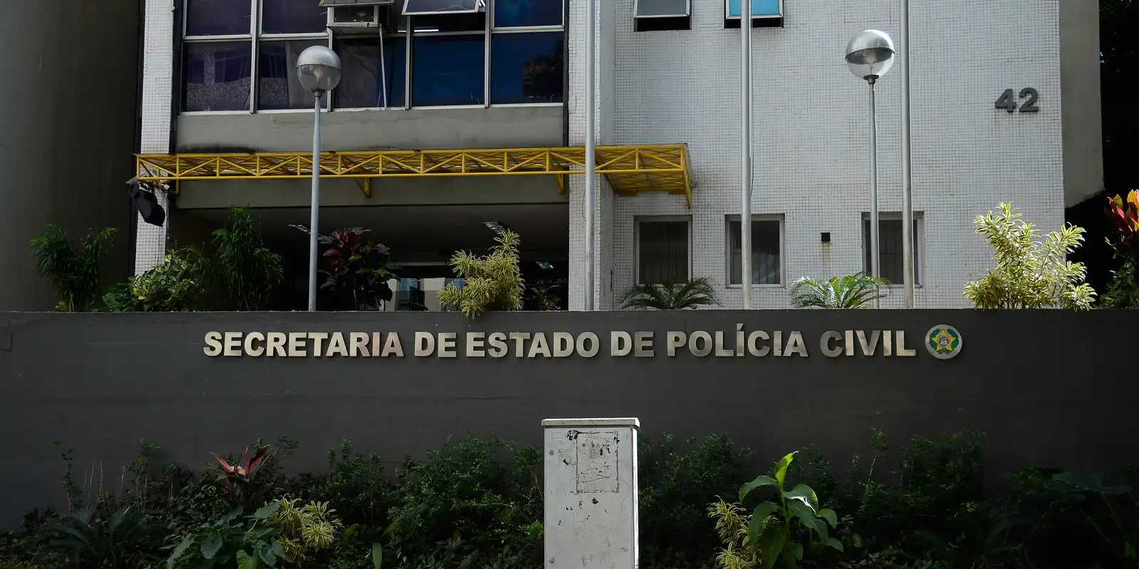 menino-e-baleado-na-perna-dentro-de-escola-em-operacao-policial-no-rio