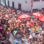 bloco-bafo-da-onca-celebra-70-anos-com-desfile-em-santa-teresa,-no-rio