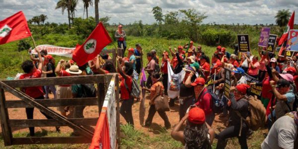 contra-violencia-e-por-reforma-agraria,-mulheres-do-mst-ocupam-terras