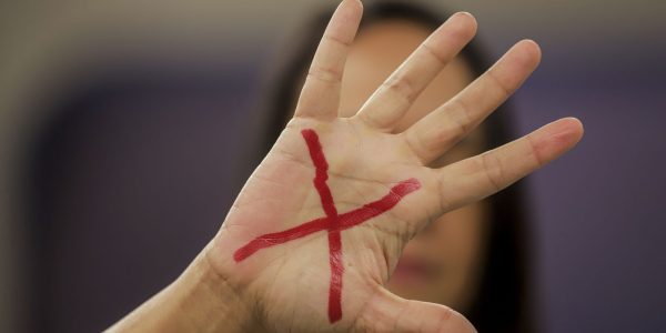 audiencia-de-jovem-esfaqueada-15-vezes-sera-realizada-dia-15-de-abril