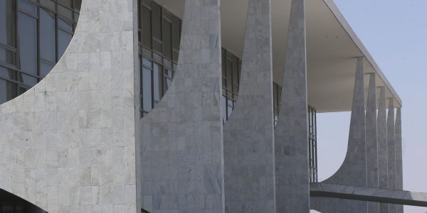 terceirizados-do-governo-tem-reducao-de-jornada-e-auxilio-para-creche