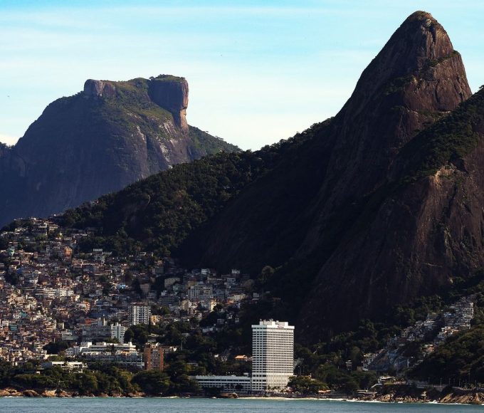 operacao-policial-deixa-visitantes-“ilhados”-em-cartao-postal-do-rio