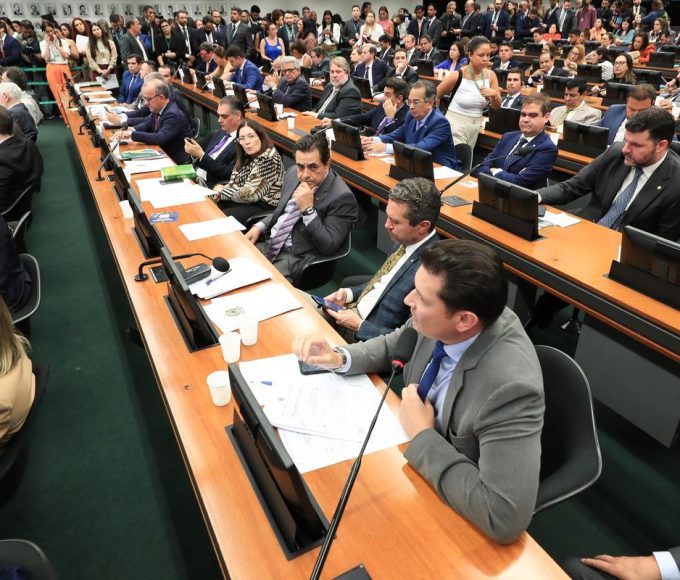 ccj-da-camara-retoma-analise-do-fim-da-escala-6×1-nesta-quarta