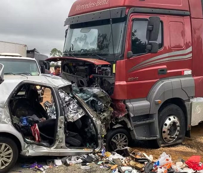 seis-pessoas-da-mesma-familia-morrem-em-acidente-na-br-251-em-mg