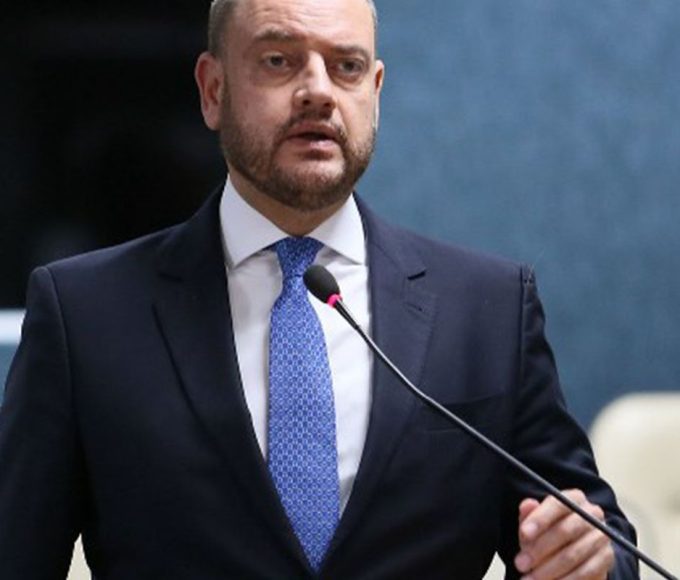 governador-em-exercicio-do-rio-troca-comando-de-secretarias